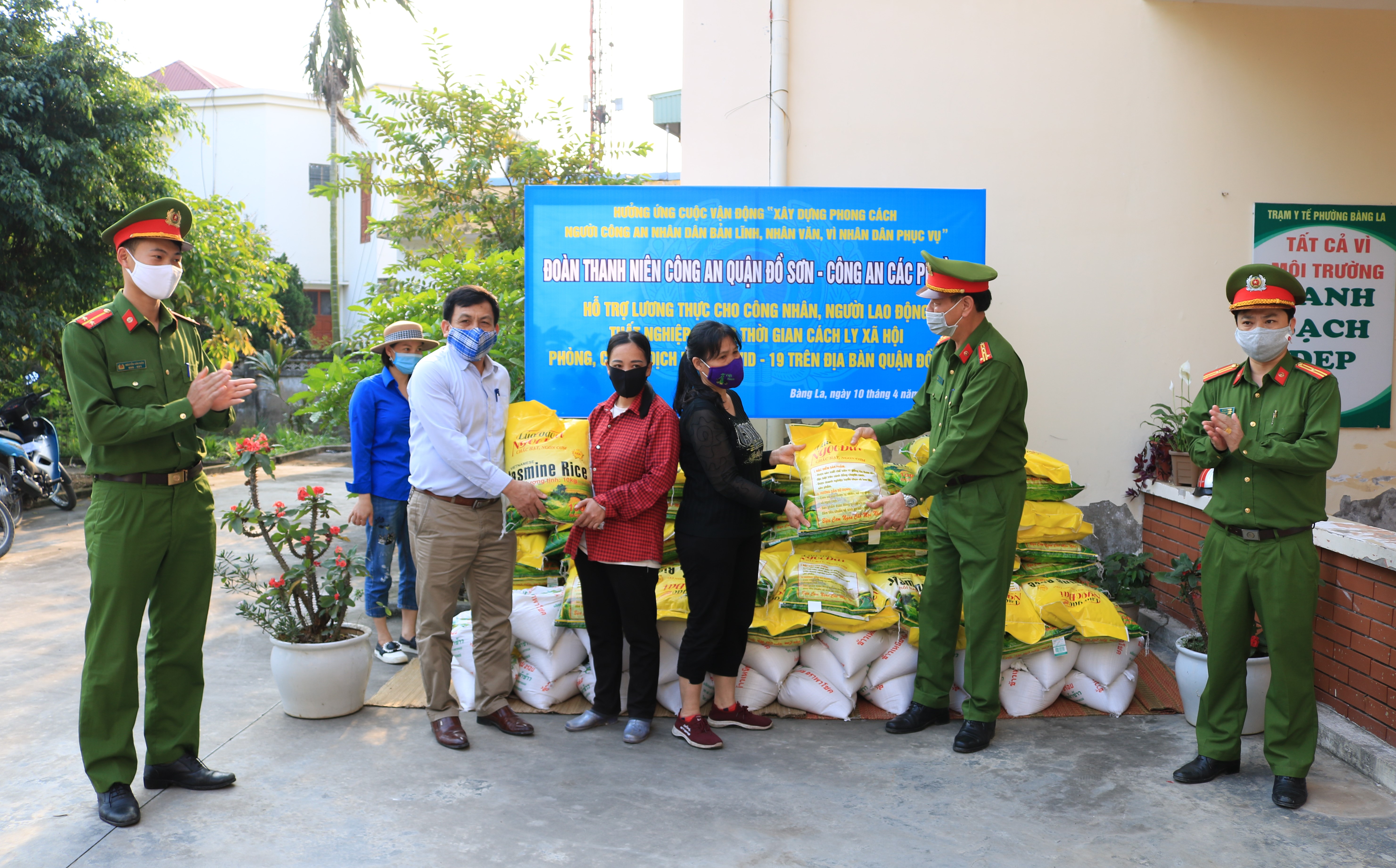Công an quận Đồ Sơn: Trao tặng 8 tấn gạo hỗ trợ công nhân, người lao động bị ảnh hưởng bởi dịch Covid-19 trên địa bàn